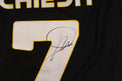 Dettaglio autografo Federico Chiesa numero 7 maglia Juventus Home 2023-24 Adidas – pennarello nero su numero bianco