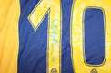 Dettaglio autografo originale Emil Hallfreðsson sul numero 10 – pennarello verde – maglia Hellas Verona Player Issued 2014-15