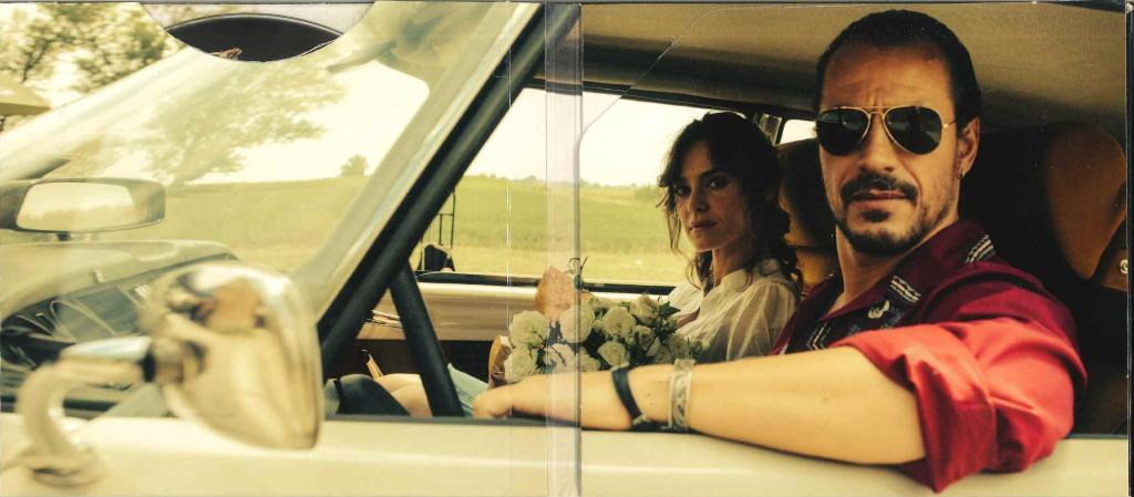 Interno booklet CD Ligabue Made in Italy – foto di scena dal film con Ligabue protagonista