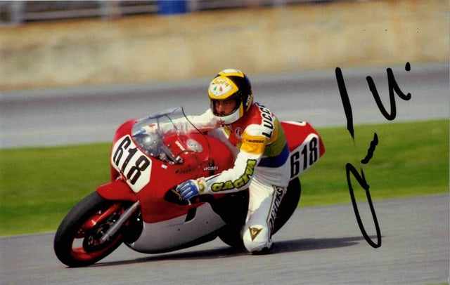 Fotografia autografata Marco Lucchinelli in sella alla Ducati numero 618 tuta Cagiva – autografo originale pennarello nero – 12x20 cm – condizioni Excellent