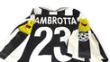 Dettaglio retro maglia Juventus 2000-01 Zambrotta 23 – patch Champions League sulle maniche – inserti gialli e neri