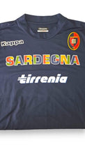 Dettaglio sponsor Sardegna multicolore e Tirrenia maglia Cagliari Third 2013-14 – taglia XL Kappa – stemma Cagliari Calcio