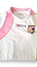 Dettaglio collo e etichetta Lotto maglia Palermo Away 2009-10 Player Issued – stemma US Città di Palermo ricamato – colletto polo rosa