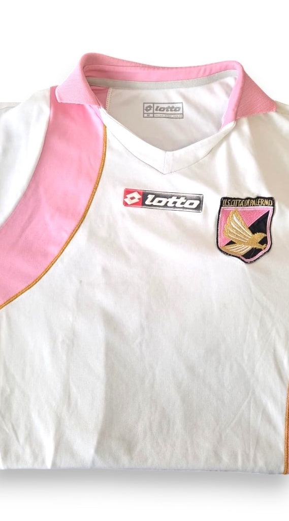Dettaglio collo e etichetta Lotto maglia Palermo Away 2009-10 Player Issued – stemma US Città di Palermo ricamato – colletto polo rosa