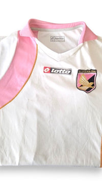 Dettaglio collo e etichetta Lotto maglia Palermo Away 2009-10 Player Issued – stemma US Città di Palermo ricamato – colletto polo rosa
