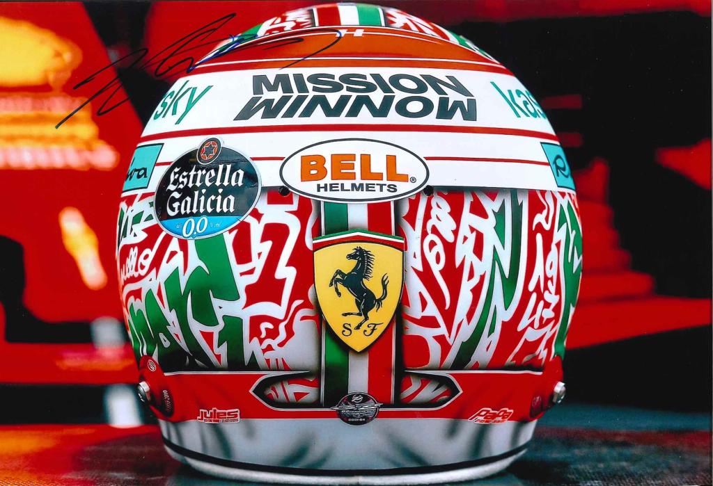 Fotografia autografata Charles Leclerc casco Ferrari F1 Mission Winnow – autografo originale pennarello nero – formato 29,7x20,5 cm – COA-R
