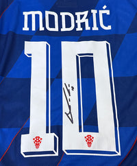 Dettaglio autografo originale Luka Modrić maglia Croazia Away 2024 – firma pennarello nero sul numero 10 – COA incluso