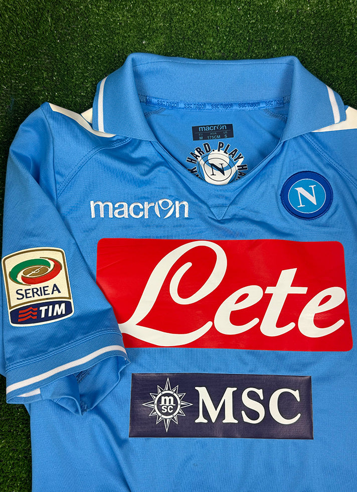 Dettaglio patch Serie A TIM maglia Napoli 2011-12 Player Issued Macron – colletto polo – scritta SSC Napoli nastro interno
