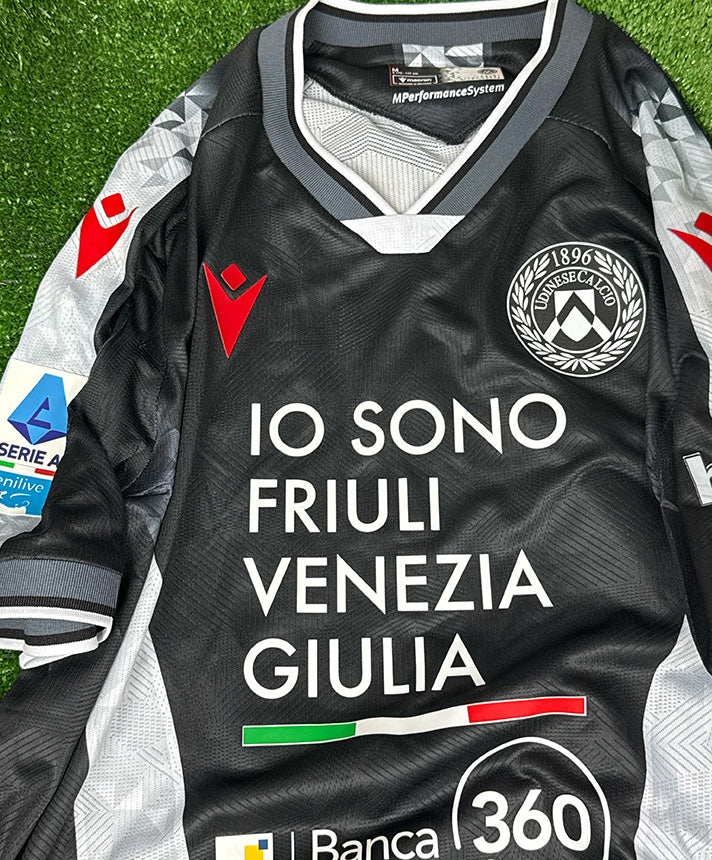 Patch Serie A Enilive manica maglia Udinese Home 2025-26 Player Issued Solet – Macron – dettaglio tecnico bianconero