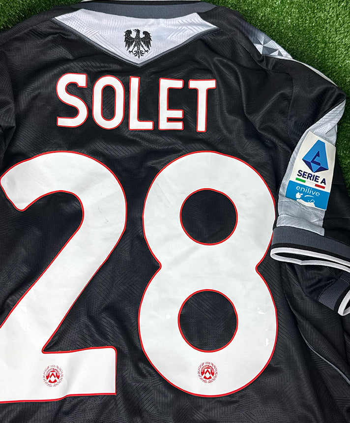 Retro maglia Udinese Away 2024-25 Player Issued – nameset SOLET numero 28 – patch Serie A Enilive manica – aquila stemma – design nero con dettagli bianchi e rossi