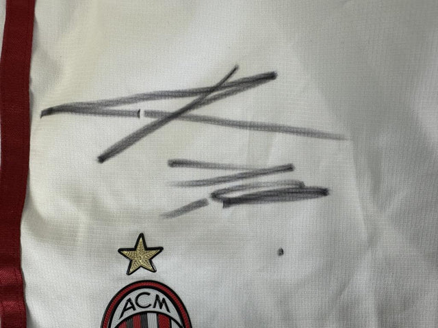 Dettaglio autografo originale Krzysztof Piatek su pantaloncini AC Milan 2019-20 – pennarello grigio – stemma ACM 1899 con stella – cimelio da collezione