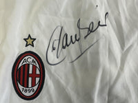 Dettaglio autografo originale Franco Baresi su pantaloncini AC Milan – pennarello nero – stemma ACM 1899 con stella – cimelio unico da collezione