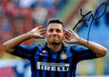 Fotografia autografata Mauro Zárate maglia Inter Milan 2011-12 Nike Pirelli – esultanza – autografo originale pennarello nero – 17x12 cm