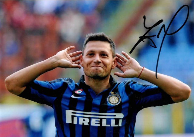 Fotografia autografata Mauro Zárate maglia Inter Milan 2011-12 Nike Pirelli – esultanza – autografo originale pennarello nero – 17x12 cm