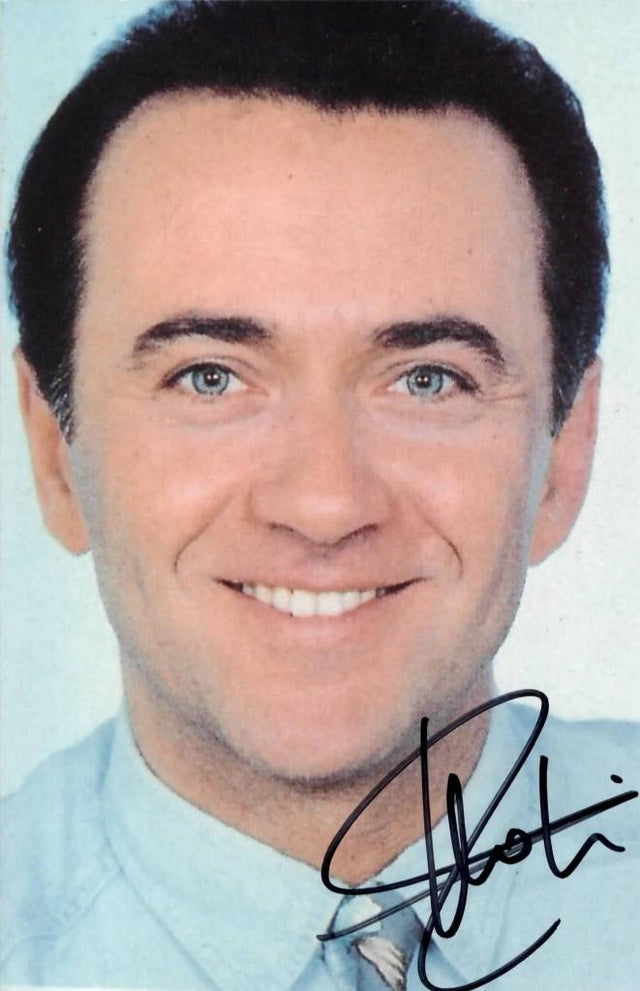 Fotografia autografata Giorgio Faletti ritratto primo piano anni '80 – autografo originale pennarello nero – 15,1x9,9 cm – condizioni Excellent