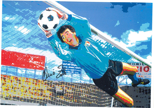 Autografo Dino Zoff su cartoncino artwork – illustrazione parata in volo maglia azzurra Nazionale Italia – firma pennarello nero – 29,6x21 cm