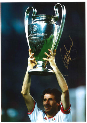 Autografo Franco Baresi su fotografia Coppa dei Campioni 1989 – Milan solleva il trofeo maglia bianca Kappa – firma originale pennarello oro – 29,5x21 cm