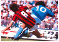 Autografo Franco Baresi su fotografia duello con Diego Armando Maradona – Milan numero 6 contro Napoli numero 10 – firma pennarello nero – 29,5x21 cm