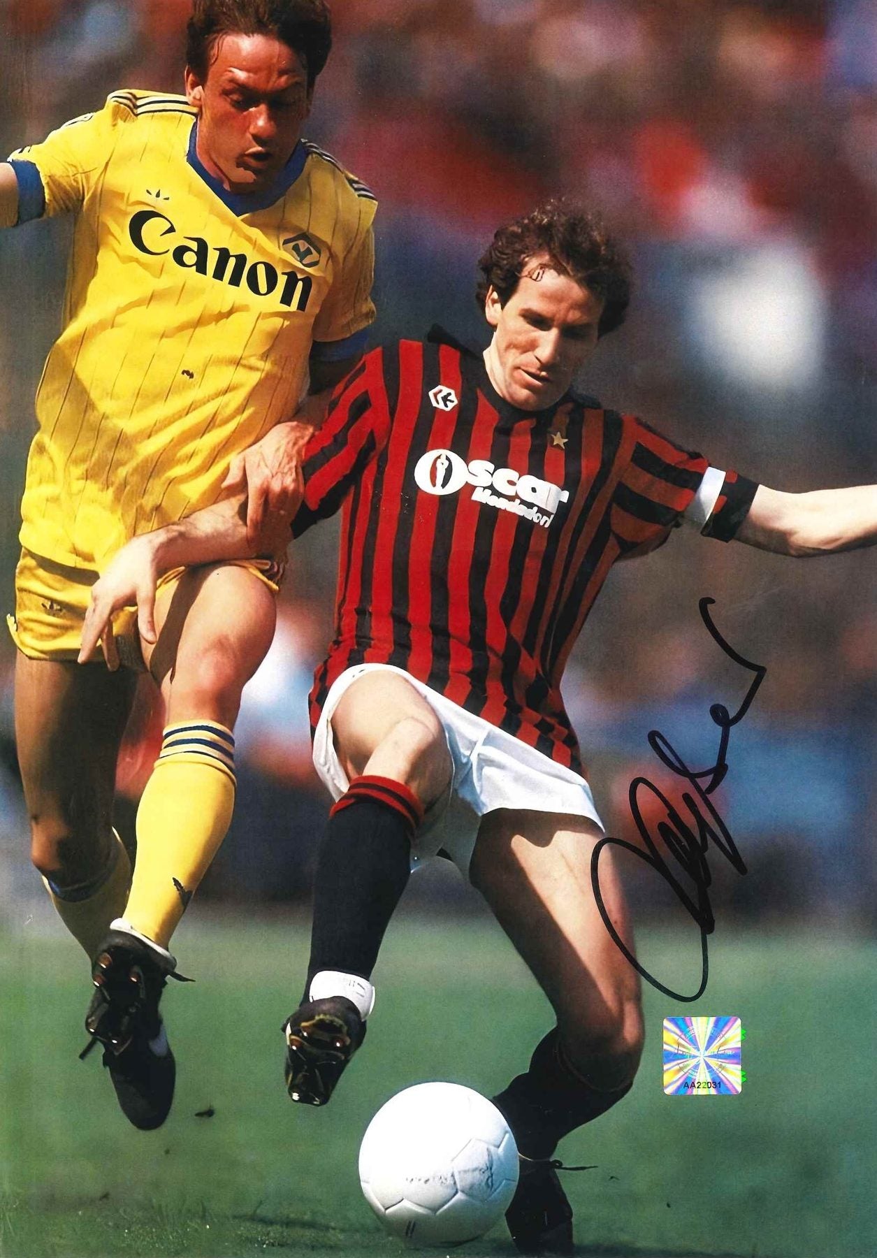 Foto autografata Franco Baresi in azione con maglia Milan anni '80 – bollino COA Witnessed AA22031 – pennarello nero – condizioni Excellent