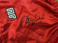 Dettaglio autografo originale Franco Baresi su pantaloncini vintage NR rossi – firma pennarello nero accanto al logo