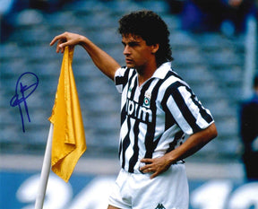 Fotografia autografata Roberto Baggio bandierina d'angolo maglia Juventus Kappa IPIM anni 90 – autografo originale pennarello blu – 24,7x20 cm – COA incluso
