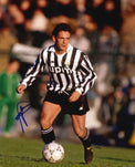 Fotografia autografata Roberto Baggio dribbling palla al piede maglia Juventus Kappa UPIM maniche lunghe anni 90 – autografo pennarello blu – 24,7x20 cm – COA incluso