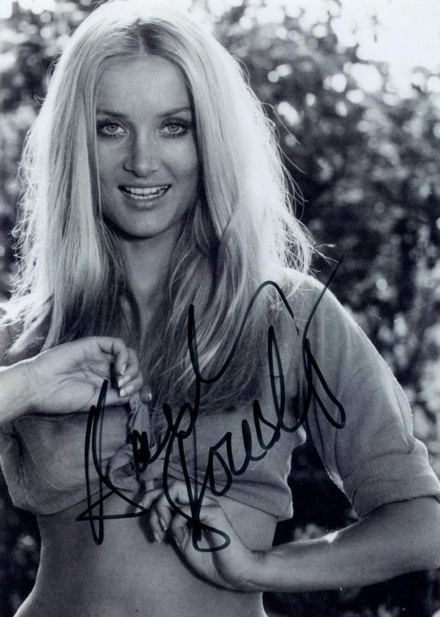 Fotografia autografata Barbara Bouchet ritratto in bianco e nero – firma originale pennarello nero – 17,7x13 cm – condizioni Excellent