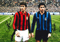 Fotografia autografata fratelli Baresi derby Milan Inter anni '80 – Franco Baresi maglia rossonera e Beppe Baresi maglia nerazzurra – doppio autografo originale pennarello nero – 29,5x20,7 cm – condizioni Excellent