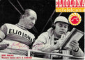 Cartolina autografata Gino Bartali Direttore Tecnico G.S. Eliolona in maglia da ciclismo bianca anni 60 bianco e nero con logo Eliolona Sole e Casa – autografo originale inchiostro fucsia al centro – 16,5x11,7 cm – condizioni Excellent