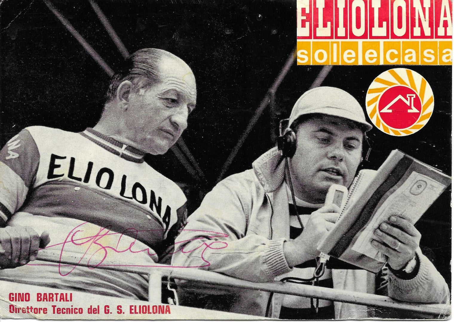 Cartolina autografata Gino Bartali Direttore Tecnico G.S. Eliolona in maglia da ciclismo bianca anni 60 bianco e nero con logo Eliolona Sole e Casa – autografo originale inchiostro fucsia al centro – 16,5x11,7 cm – condizioni Excellent
