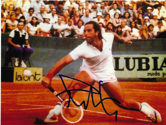 Fotografia autografata Paolo Bertolucci in azione su terra rossa anni 70 – completo bianco bordature rosse – autografo originale pennarello nero – 15x20 cm – condizioni Excellent