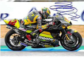 Fotografia autografata Marco Bezzecchi in piega su Ducati Mooney VR46 Racing Team numero 72 colori nero giallo fluo – autografo originale pennarello blu in alto a destra – 20,3x15,2 cm – condizioni Excellent