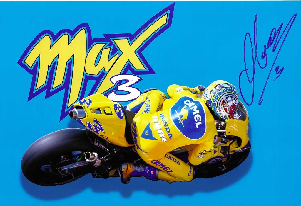 Fotografia autografata Max Biaggi cartolina ufficiale Honda Camel numero 3 piena piega sfondo azzurro scritta Max 3 gialla – autografo originale pennarello blu in alto a destra – 29,8x20,2 cm – condizioni Excellent