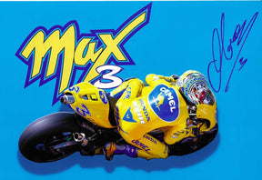 Fotografia autografata Max Biaggi cartolina ufficiale Honda Camel numero 3 piena piega sfondo azzurro scritta Max 3 gialla – autografo originale pennarello blu in alto a destra – 29,8x20,2 cm – condizioni Excellent