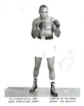 Press photo autografata Jersey Joe Walcott posa da combattimento guantoni Benlee pantaloncini bianchi studio National New York anni 50 bianco e nero – autografo originale penna grigio-blu sul lato destro – 26x20,4 cm – condizioni Excellent