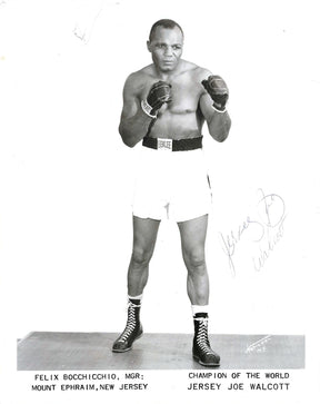 Press photo autografata Jersey Joe Walcott posa da combattimento guantoni Benlee pantaloncini bianchi studio National New York anni 50 bianco e nero – autografo originale penna grigio-blu sul lato destro – 26x20,4 cm – condizioni Excellent