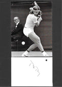 Fotografia in bianco e nero Björn Borg in azione backswing Wimbledon anni 70 con autografo originale su cartoncino bianco montato su passepartout grigio – 13,8x9,9 cm – condizioni Excellent