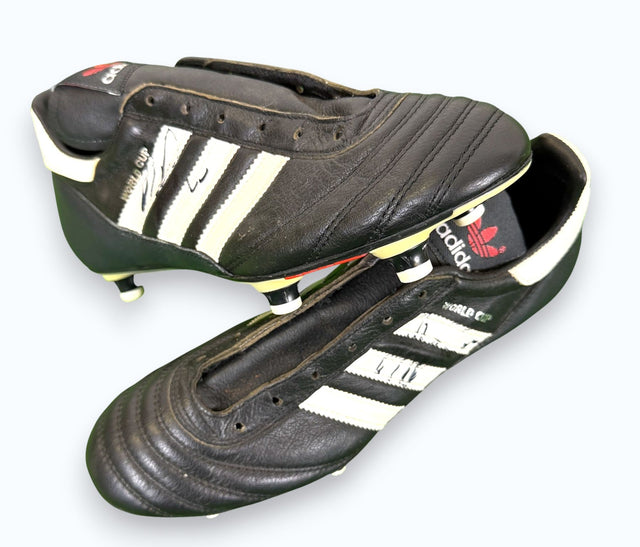 Scarpe Adidas World Cup autografate Andreas Brehme – vista laterale coppia – suola con tacchetti – condizioni Good vintage