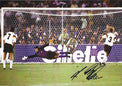 Fotografia autografata Andreas Brehme rigore decisivo finale Mondiali Italia 1990 Germania vs Argentina portiere Goycochea in tuffo ologramma sicurezza Associazione Autografia – autografo originale pennarello nero in basso a destra – 29,5x20,5 cm – condizioni Excellent