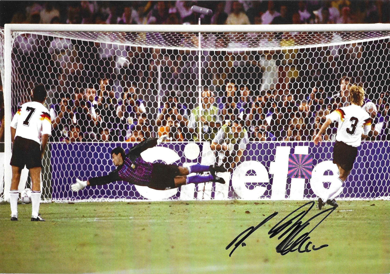 Fotografia autografata Andreas Brehme rigore decisivo finale Mondiali Italia 1990 Germania vs Argentina portiere Goycochea in tuffo ologramma sicurezza Associazione Autografia – autografo originale pennarello nero in basso a destra – 29,5x20,5 cm – condizioni Excellent