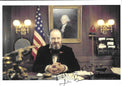 Fotografia autografata James Broadbent in scena cinematografica ambientazione istituzionale americana – dedica Best Wishes e firma originale – 17,7x12,6 cm – condizioni Excellent