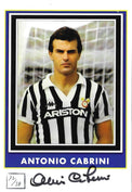 Cartolina ufficiale autografata Antonio Cabrini ritratto maglia Juventus bianconera Kappa Ariston anni 80 numerata 12 su 28 – autografo originale pennarello nero in basso – 21x14,8 cm – condizioni Excellent