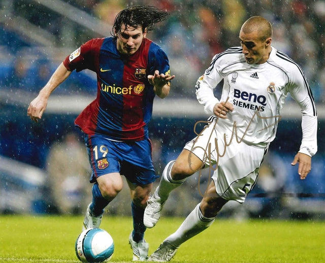 Fotografia autografata Fabio Cannavaro El Clásico Real Madrid Barcelona 2006-07 – duello con Messi numero 19 – autografo pennarello dorato – 24,8x20 cm – COA incluso