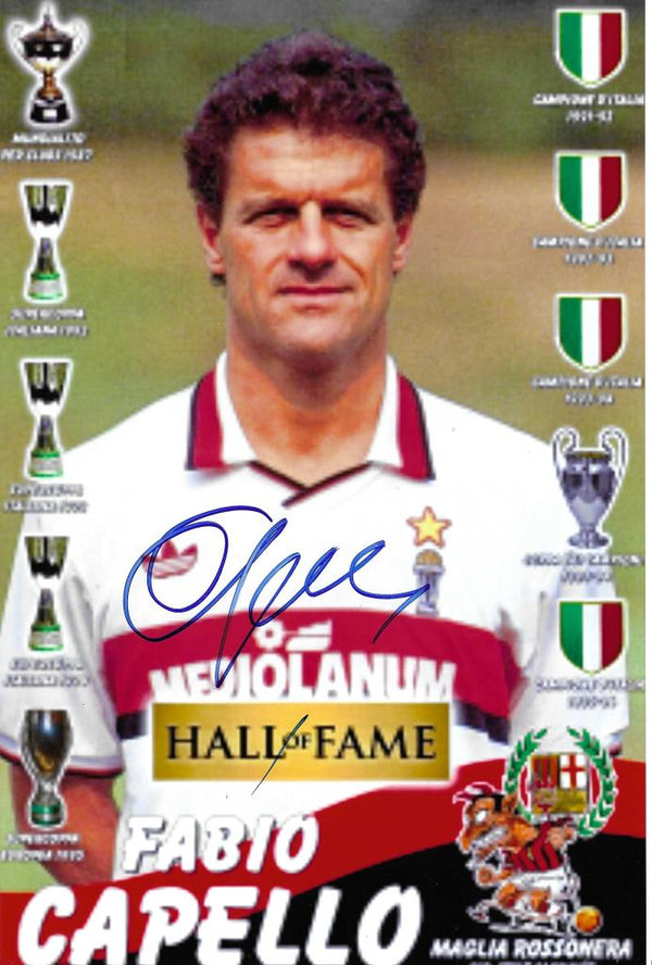 Fotografia Autografata Fabio Capello – Hall of Fame Milan – Maglia Rossonera con Trofei – COA Incluso