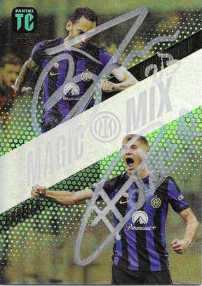Card Panini Top Class 2024 autografata Nicolò Barella e Hakan Çalhanoglu Inter Magic Mix maglia viola Paramount+ doppio autografo originale su carta foil cromata – 9x6,3 cm – condizioni Excellent