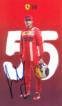 Cartolina ufficiale Scuderia Ferrari Mission Winnow autografata Carlos Sainz Jr. stagione F1 2021 numero 55 tuta rossa casco in mano cappellino – autografo originale pennarello blu – 21,9x12,9 cm