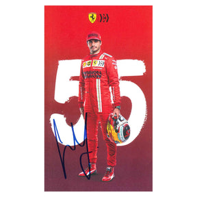 Cartolina ufficiale Scuderia Ferrari Mission Winnow autografata Carlos Sainz Jr. stagione F1 2021 numero 55 tuta rossa casco in mano cappellino – autografo originale pennarello blu – 21,9x12,9 cm