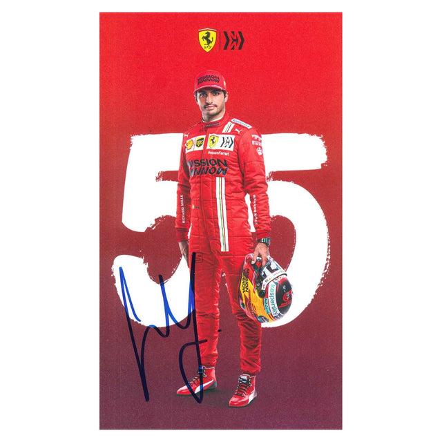 Cartolina ufficiale Scuderia Ferrari Mission Winnow autografata Carlos Sainz Jr. stagione F1 2021 numero 55 tuta rossa casco in mano cappellino – autografo originale pennarello blu – 21,9x12,9 cm