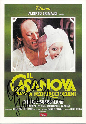 Cartolina promozionale autografata Donald Sutherland Il Casanova di Federico Fellini 1976 Titanus sfondo verde titolo giallo fotogramma film crediti completi Nino Rota Danilo Donati – autografo originale pennarello nero sul titolo – 15x10,5 cm – condizioni Excellent