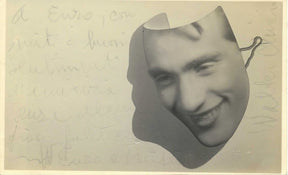 Cartolina con dedica autografata Walter Chiari composizione originale maschera teatrale ritagliata sagomata su foglio bianco con lunga dedica manoscritta inchiostro sbiadito timbro Ortolan Paris – 13,5x8,5 cm – condizioni Excellent